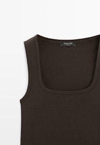 Tmavě hnědé bezrukávové žebrované tílko se čtvercovým výstřihem a štítkem Massimo Dutti přišitým uvnitř límce.