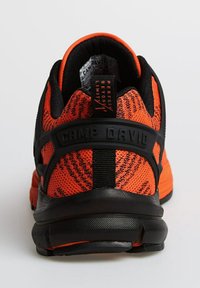Schwarz und orangefarbene Sportschuh mit einem strukturierten Mesh-Obermaterial, gepolstertem Absatz und auffälligem "CAMP DAVID"-Branding auf der Rückseite.