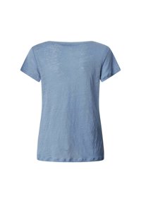 Kratkām piedurknēm T-krekls gaismas zila krāsā, mīksta tekstūra, brīvs piegriezums, apaļa izgriezuma forma un nedaudz caurredzama izskata.