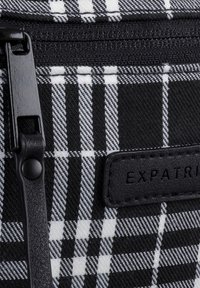 Expatrié Övtáska - white/black