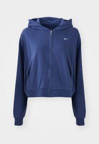 Marineblaue Zip-Hoodie mit einem Frontreißverschluss, zwei Seitentaschen, gerippten Bündchen und einem kleinen weißen Logo auf der linken Brust. Weicher Stoff.