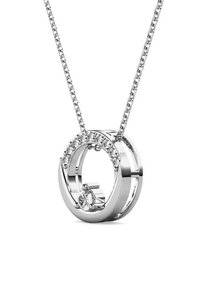 Collana con pendente circolare in argento caratterizzata da cristalli trasparenti incastonati e una pietra rotonda centrale, sospesa a una delicata catena.