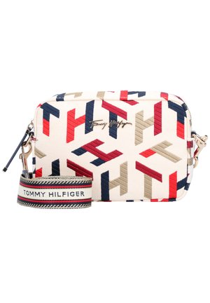 Sac bandoulière rectangulaire Tommy Hilfiger avec motifs géométriques rouges, bleu marine et beige et sangle en tissu de marque détachable.