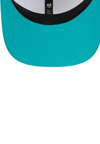 Blaue und schwarze Baseballmütze mit Schirm, sichtbaren Nähten und einem kleinen weißen Etikett auf der Innenseite des Schirms.