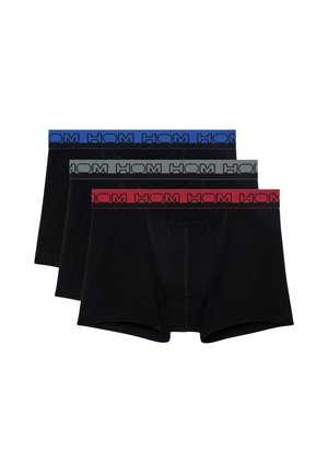 Trois paires de boxers noirs avec des ceintures élastiques contrastantes de couleurs bleue, grise et rouge, arborant le logo de la marque "HOM".