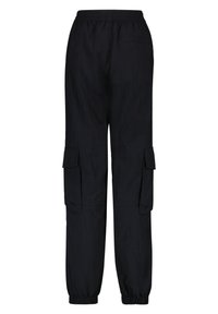 Zwarte cargobroek met een elastische tailleband, twee zijzakken en elastische boorden. Gemaakt van lichte stof met een gladde textuur.