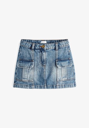 Jupe en denim mini en bleu clair avec une finition texturée, comportant deux poches avant et une fermeture à bouton en métal.