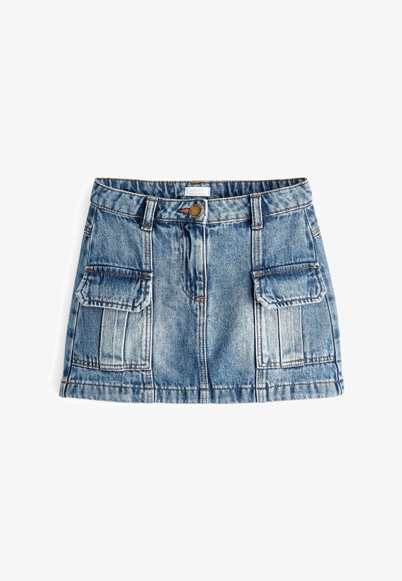 Jupe en denim mini en bleu clair avec une finition texturée, comportant deux poches avant et une fermeture à bouton en métal.