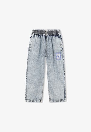 Lichtblauwe acid-wash denim broek met elastische tailleband en een kleine blauwe graphic patch op de rechterdij.