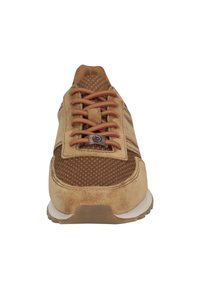 Braune und beige Wildleder- und Mesh-Sneaker mit orangen Akzenten, runder Zehenform und überkreuzten Schnürsenkeln mit einem kleinen dekorativen Verschluss vorne.