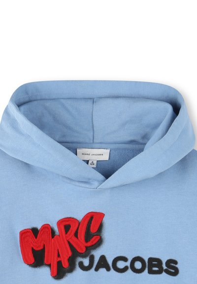 Felpa con cappuccio di un azzurro chiaro realizzata in un tessuto morbido, con il testo ricamato in rosso "MARC" e in nero "JACOBS" sul davanti.