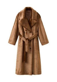 Cappotto in faux fur marrone con ampio colletto, bottoni doppi e cintura coordinata, caratterizzato da una texture morbida e maniche di lunghezza media.