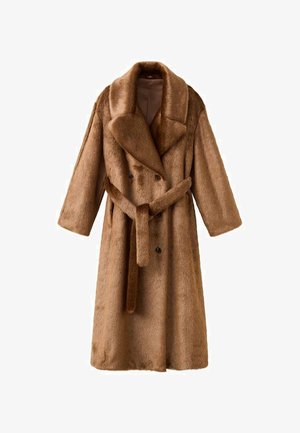 Hnedý kožuch z umelej kožušiny s širokým golierom, dvojradovým zapínaním a zodpovedajúcim opaskom, s mäkkou textúrou a stredne dlhými rukávmi.