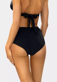 Czarny zestaw bikini z wiązanym topem na halter i wysokim stanem, wykonany z gładkiego materiału z minimalną ilością szwów.