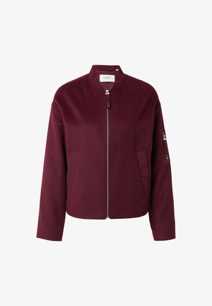 Bordeaux fleece bomberjack met een ritssluiting aan de voorkant, zijzakken en een ritsvak op de mouw. Heeft een ronde halsontwerp.