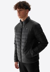 4F Zimska jakna - deep black