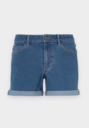 Calções de ganga de azul médio com bainhas enroladas. Apresentam cinco bolsos, um fecho de botão e detalhes de costura clara nas costuras.
