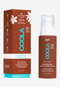 Mousse do opalania COOLA Sunless Tan Express Sculpting w brązowym pudełku z turkusowym logo i białymi akcentami kwiatowymi; butelka z pompką jest w podobnych kolorach.