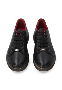 Schwarzlederne Sneaker mit roten Akzenten und Senkeln, einer glatten Textur, abgerundeter Zehenpartie und einem metallischen Logo-Detail im Schnürbereich.