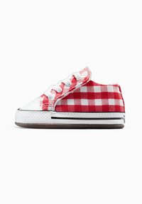 Sneaker in tela a quadri rossi e bianchi con punta e suola in gomma bianca, dotate di lacci bianchi e design a profilo basso.