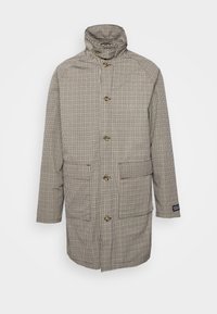 Abrigo largo a cuadros en tonos marrón y negro, hecho de material ligero. Cuenta con un cuello alto, cuatro bolsillos frontales y botones a presión.