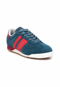 Sneaker in suede blu con strisce rosse, suola bianca e lacci grigi. Presenta una punta arrotondata e una tomaia testurizzata. Nome del marchio visibile sul lato.