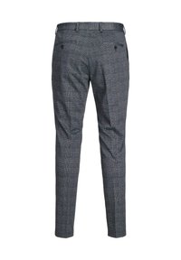 Pantalon gris ajusté avec un motif à carreaux subtil, deux poches arrière à boutons et des passants de ceinture autour de la taille.
