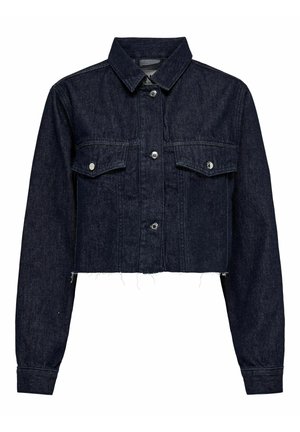 Giacca di jeans corta di colore blu scuro, con chiusura frontale a bottoni, due taschino sul petto e dettagli con orlo sfrangiato. Texture del tessuto cucita.