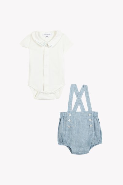 Λευκό κορμάκι με κοντά μανίκια και γιακά Πίτερ Παν, συνδυασμένο με ανοιχτό μπλε σορτς με τι ράντες, δύο κουμπιά και ζωνάκι με σούρες.