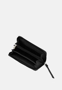 Portafoglio nero con zip realizzato in materiale testurizzato, dotato di due scomparti con zip e più slot per carte, con un design slim.