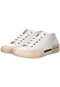 Sneakers bianchi in pelle con accenti beige, punta rotonda, design con lacci, occhielli in argento e una striscia nera sul tallone beige.