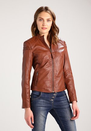 Brun läderjacka med en figursydd design, vadderade axeldetaljer och dragkedjefickor, ihop med blå jeans.