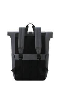 Mochila gris con correas de hombro acolchadas, panel trasero de malla y hebillas ajustables. Presenta un tejido texturizado y un cierre de rollo.