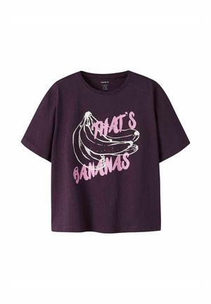 Dunkellila T-Shirt mit kurzen Ärmeln, weißem Bananen-Logo und pinkfarbenem Schriftzug "THAT'S BANANAS" auf der Vorderseite.