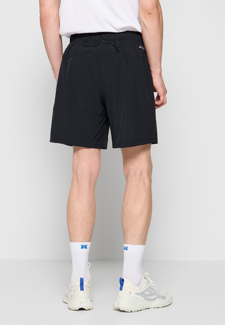 Pantalones cortos deportivos negros con cintura elástica y cordón, que cuentan con bolsillos laterales y un material ligero y suave.