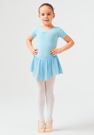Hellblaues Ballettkleid mit kurzen Ärmeln und einem ausgestellten Rock, kombiniert mit weißen Strumpfhosen und pfirsichfarbenen Ballettschuhen. Glatte Stoffstruktur.