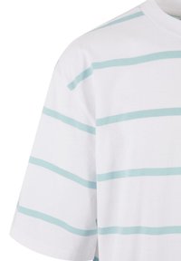 Tricou alb cu dungi orizontale de culoare albastru deschis, fabricat din bumbac, cu un guler rotund și mâneci scurte.