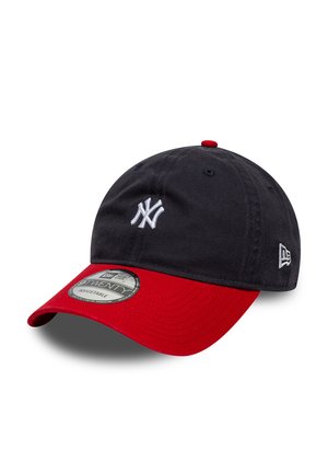 Cappellino dei New York Yankees nero e rosso con logo bianco sulla parte anteriore, cinturino regolabile e logo New Era sul lato, mostrato su sfondo bianco.