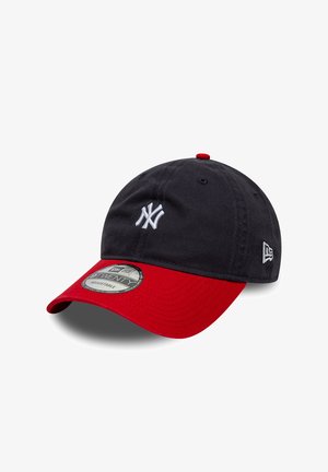 Schwarze und rote New York Yankees Kappe mit weißem Logo auf der Vorderseite, verstellbarem Riemen und New Era Logo an der Seite, dargestellt vor weißem Hintergrund.