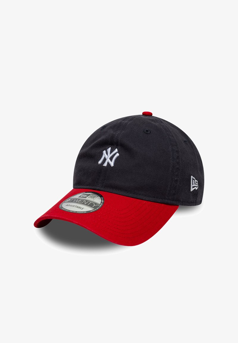 Casquette New York Yankees noire et rouge avec logo blanc à l'avant, bride ajustable et logo New Era sur le côté, présentée sur fond blanc.