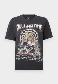 Μαύρο t-shirt Billabong με ψυχεδελικό σπειροειδή σχεδιασμό σαν καρό, άνθη ιβίσκου, μανιτάρια, βουνά και κείμενο "Καλώς ήρθατε στην περιοδεία Paradise".