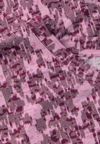 Tissu à motif violet et rose avec une texture apparente. Présente un design en V et est fabriqué à partir d'un matériau doux et léger.