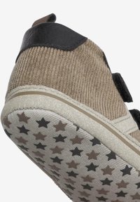 Bruine corduroy hoge schoen met zwarte leren accenten, voorzien van een gestreepte rubberen zool met sterontwerpen en een hiel lus voor eenvoudig aan- en uittrekken.