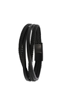 Zwarte leren armband met gevlochten ontwerp, met gladde en gestructureerde strengen. Bevestigd met een matte zwarte metalen sluiting.