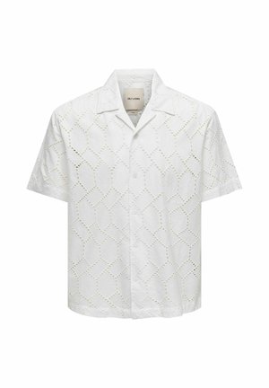Bela srajca s kratkimi rokavi, z gumbi in geometričnim vzorcem iz izrezljanih odprtin ter odprtim ovratnikom, označena z blagovno znamko Only & Sons, prikazana na belem ozadju.