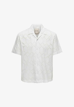 Bela srajca s kratkimi rokavi, z gumbi in geometričnim vzorcem iz izrezljanih odprtin ter odprtim ovratnikom, označena z blagovno znamko Only & Sons, prikazana na belem ozadju.