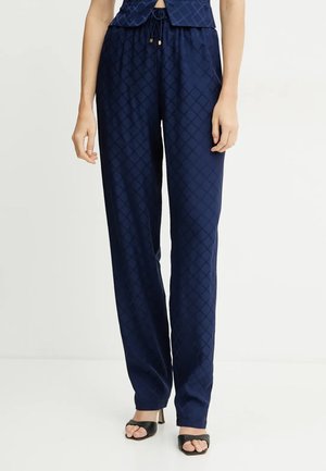 Pantaloni blu navy realizzati in tessuto texturizzato, caratterizzati da un motivo a rombi, chiusura in vita con cordoncino e taglio dritto con una leggera lucentezza.