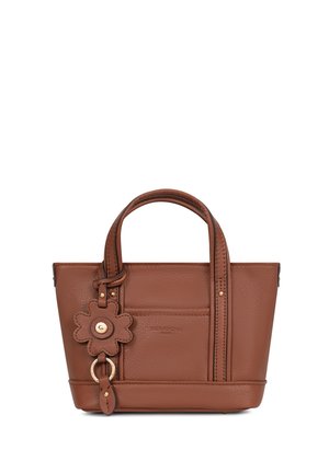 Borsa a mano in pelle marrone con doppi manici e un portachiavi in pelle a forma di fiore attaccato a un manico.