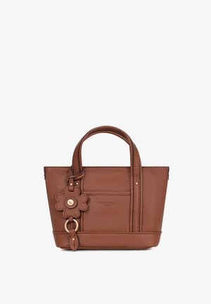 Sac à main en cuir marron avec double poignée et un porte-clés en cuir en forme de fleur attaché à une des poignées.