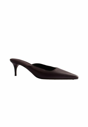 Mule en cuir brun foncé à bout pointu avec un talon stiletto fin de hauteur moyenne sur fond blanc.
